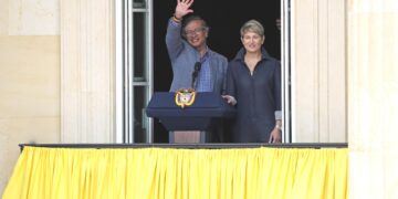 El presidente de Colombia, Gustavo Petro (i), saluda junto a su esposa Verónica Alcocer antes de pronunciar un discurso desde la Casa de Nariño, en Bogotá (Colombia). EFE/Carlos Ortega