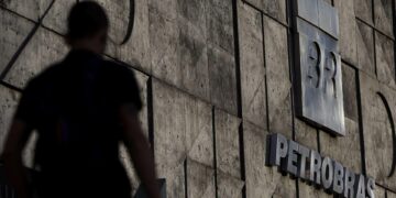 Fotografía de archivo en la que se registró el logo de la estatal petrolera brasileña Petrobras, a la entrada de su sede principal en Rió de Janeiro (Brasil). EFE/Marcelo Sayao