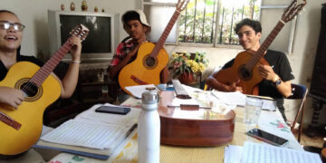 Fotografía cedida por Gibson donde aparecen unos estudiantes de composición de canciones de la Escuela Nacional de Arte (ENA) de Cuba mientras tocan sus nuevas guitarras acústicas Epiphone recibidas de Gibson Giver, la organización caritativa de la empresa. EFE/Gibson