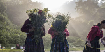 Indígenas participan en una ceremonia en la que, con ofrendas florales, agradecen a la naturaleza por la lluvia, hoy, en la laguna de Chicabal (Guatemala). EFE/ Esteban Biba