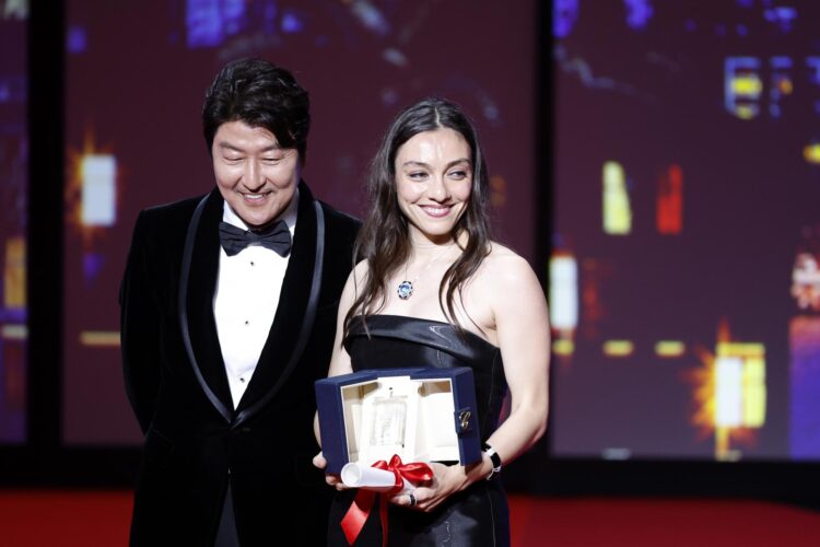 La actriz turca Merve Dizdar (d) posa junto al actor surcoreano Kang-Ho Song (i), tras ganar el premio a Mejor Actriz, durante la ceremonia de clausura del Festival de Cannes (Francia), este 27 de mayo de 2023. EFE/EPA/Sebastien Nogier