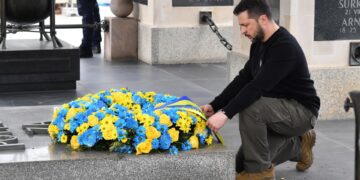 El presidente ucraniano, Volodímir Zelenski, coloca una ofrenda floral en la Tumba del Soldado Desconocido en la Plaza Pilsudski, en Varsovia (Polonia), el 5 de abril de 2023. EFE/EPA/Radek Pietruszka POLAND OUT