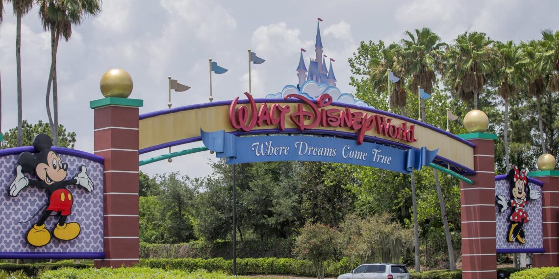 Vista de la entrada de Walt Disney World Resort, en Orlando, Florida (EE.UU.), en una fotografía de archivo. EFE/Erik S. Lesser