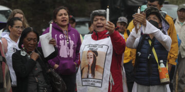 María del Carmen Volante (c), madre de la joven desaparecida Guadalupe Pamela Gallardo, encabezó una brigada de búsqueda en la zona del Ajusco, el 23 de mayo de 2023 en Ciudad de México (México). EFE/ Isaac Esquivel