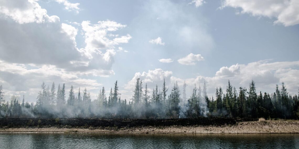 Fotografía de archivo en la que se registró un incendio forestal en un bosque en las inmediaciones de un lago en Fort McMurray (Alberta, Canadá). EFE/Amru Salahyddien