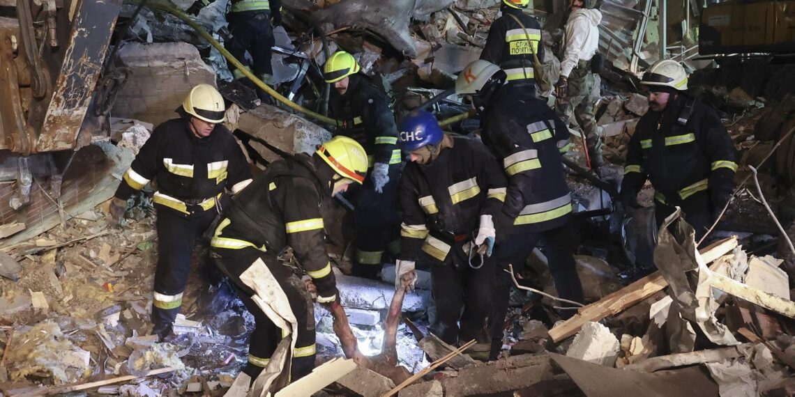 Imagen de archivo de un equipo de bomberos ucranianos buscando supervivientes entre las ruinas de un edificio alcanzado por un bombardeo ruso en la ciudad de Dnipro. EFE/EPA/SERGEY KOZLOV ATTENTION: GRAPHIC CONTENT