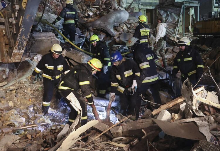 Imagen de archivo de un equipo de bomberos ucranianos buscando supervivientes entre las ruinas de un edificio alcanzado por un bombardeo ruso en la ciudad de Dnipro. EFE/EPA/SERGEY KOZLOV ATTENTION: GRAPHIC CONTENT