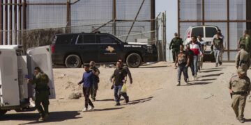 Migrantes detenidos son llevados hoy por miembros de la Patrulla Fronteriza estadounidense a un vehículo, junto al muro fronterizo en El Paso, Texas (EE.UU). EFE/ Jonathan Fernández