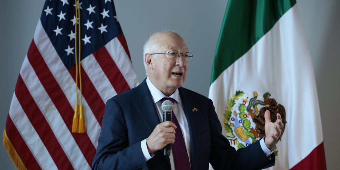 El embajador de  Estados Unidos en México, Ken Salazar, habla durante una rueda de prensa, hoy en Ciudad de México (México). EFE/José Méndez