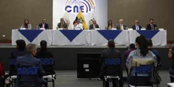 La presidenta del Consejo Nacional Electoral de Ecuador, Diana Atamaint (c), fue registrada este miércoles, 17 de mayo, durante una rueda de prensa, en Quito (Ecuador). EFE/José Jácome