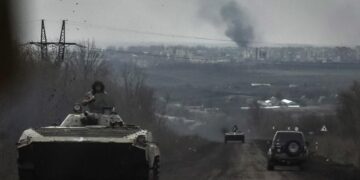 Imagen de archivo de transportes blindados por la carretera de Bajmut, donde las tropas chechenas tomarán el relevo de los mercenarios del grupo Wagner en el cerco ruso de la ciudad ucraniana. EFE/EPA/OLEG PETRASYUK