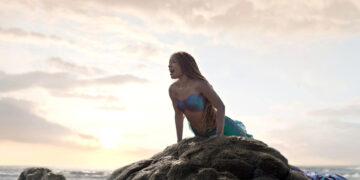 Fotograma cedido por Disney donde aparece Halle Bailey como Ariel, durante una escena de la película en versión humana de "The Little Mermaid" ("La Sirenita"). EFE/Disney