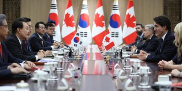 El primer ministro de Canadá, Justin Trudeau (2-D), conversa con el presidente de Corea del Sur, Yoon Suk-yeol (2-I), durante su reunión en Seúl. EFE/EPA/KIM HONG-JI / POOL