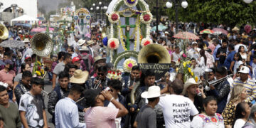 Feligreses participan en una procesión del Día de la Santa Cruz hoy, en el municipio de Huaquechula, Puebla (México). EFE/Hilda Ríos