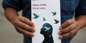 El escritor peruano Marco Avilés posa frente al penal de mujeres de Chorrillos, el 11 de abril de 2023, en Lima (Perú). EFE/Paolo Aguilar