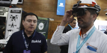 Un hombre utiliza unas gafas de identificación facial durante el World Security Summit este 17 de mayo de 2023, en Medellín (Colombia). EFE/ Luis Eduardo Noriega A.