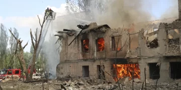En esta foto distribuida por el Servicio Estatal de Emergencias de Ucrania, los bomberos echan agua sobre un policlínico tras un ataque ruso a la ciudad de Dnipró, Ucrania, viernes 26 de mayo de 2023. (Servicio Estatal de Emergencias de Ucrania via AP)