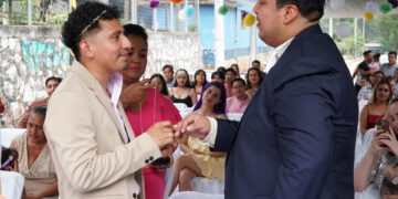 El matrimonio civil de Adrián y Luis Fernando de 28 y 31 años de edad, respectivamente, celebrado en Estancia de Morelos. Foto: EFE/Daniel Ricardez