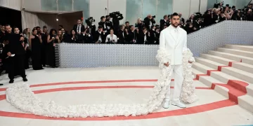 El código de vestimenta de 2023 es "In honor of Karl". ¿Cómo interpretaron los invitados esta temática? Estos fueron los "outfits" que desfilaron en la alfombra más esperada del año en el mundo de la moda. (Getty Images)