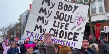 Las personas en Nebraska o se verán "obligadas a viajar fuera de su estado para tener acceso al aborto (Democracy Now)