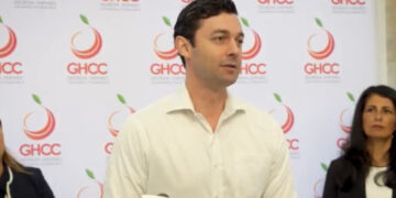 Ossoff realizó una conferencia de prensa para anunciar la entrega de estos fondos a la Cámara de Comercio Hispana de Georgia (GHCC) para brindar programación empresarial personalizada a los empresarios hispanos de la comunidad. Crédito: Captura de pantalla