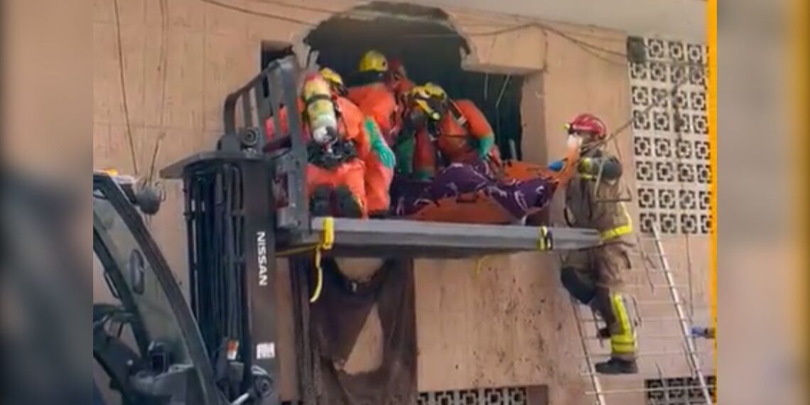 Hombre de 250 kg es rescatado en Barcelona. Foto: TW / @punsix
