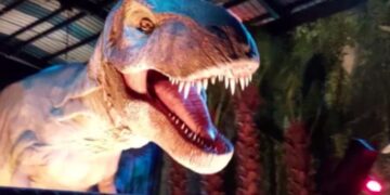 La exhibición de Jurassic World que fue allanada por ladrones. Foto: Fox5