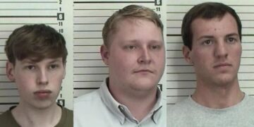 Mason Garrick, Ryan Biegel y Braxton Massey están acusados ​​de agresión a un recluso y de violación del juramento del cargo. Foto: Oficina del Sheriff del Condado de Camden