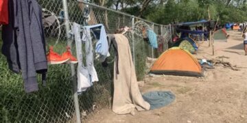 Campamentos de migrantes en la zona fronteriza. Foto: TW / jorgeramosnews