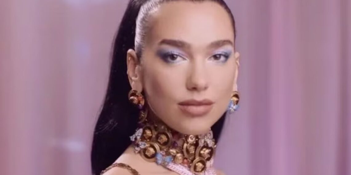 Dua Lipa en el video promocional de su nuevo tema para Barbie. Foto: TW / Dua Lipa