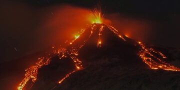 Erupción de lava y llama del volcán Etna en Italia. Foto: Reuters/Antonio Parrinello