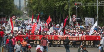 Trabajadores de diferentes sindicatos mexicanos marcharon este lunes por las principales avenidas de la Ciudad de México (México). EFE/ Isaac Esquivel
