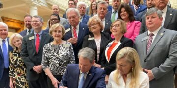 El gobernador de Georgia, Brian Kemp, firma un proyecto de ley que permite que un mercado estatal de seguros de salud se convierta en ley en el Capitolio estatal el martes 2 de mayo de 2023, en Atlanta.