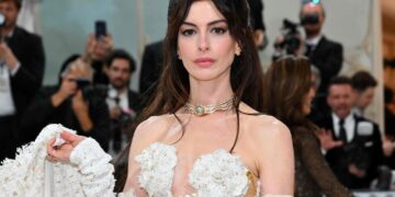 La actriz Anne Hathaway fue una de las estrellas de la Met Gala 2023 al llegar ataviada con un espectacular vestido blanco Versace (AFP)