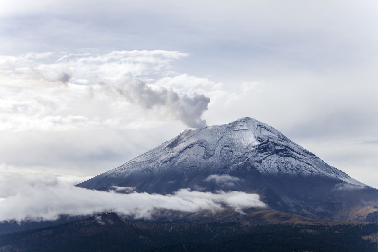 El Popocatépetl, cuyo proceso eruptivo se reactivó en diciembre de 1994, se ubica en los límites de los estados de México, Morelos y Puebla. Crédito: Archivo