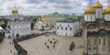 Desfile ceremonial eb caballo frente a el Kremlin de Moscú, Rusia. Foto: Museo y Patrimonio Histórico y Cultural del Estado del Kremlin de Moscú.