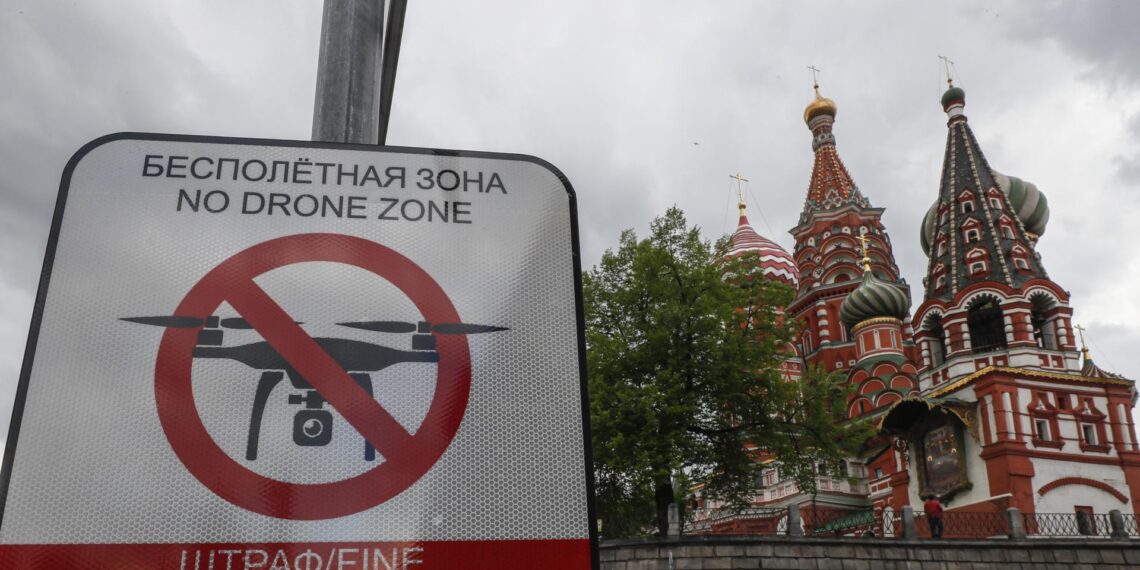 Cartel de "Zona Libre de Drones" en la Plaza Roja de Moscú en una foto de 3 de mayo. EFE/EPA/YURI KOCHETKOV