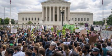 Personas a favor y en contra del derecho al aborto se manifiestan frente al Tribunal Supremo de Estados Unidos, en Washington, en una fotografía de archivo. EFE/Shawn Thew