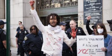 Un grupo de personas fue registrado este viernes, 5 de mayo, al protestar por la muerte de Jordan Neely, un ciudadano sin techo de raza negra que fue asesinado en un tren subterráneo del metro en Nueva York. EFE/Justin Lane