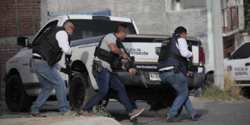 Fotografía de archivo de personal de la Policía de Investigación que realiza un operativo en la zona de donde ocurrió un tiroteo en la ciudad de Morelia, estado de Michoacán (México). EFE/Iván Villanueva