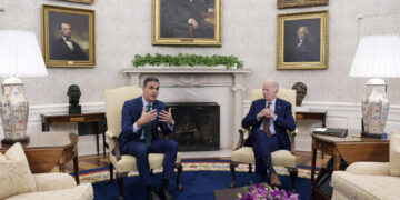 El jefe del Gobierno español, Pedro Sánchez (i), habla junto al presidente de Estados Unidos, Joe Biden (c), durante una reunión, este 12 de mayo d e 2023. EFE/Lenin Nolly