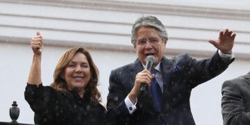 El presidente de Ecuador, Guillermo Lasso, junto a su esposa, María de Lourdes Alcívar. EFE/José Jácome