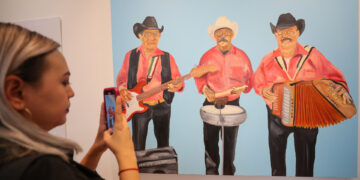 Una persona toma una fotografía de una de las piezas que conforman la obra del artista mexicano Manuel Gaona "The American Dream", durante su inauguración hoy, en la Ciudad de México (México). EFE/Isaac Esquivel