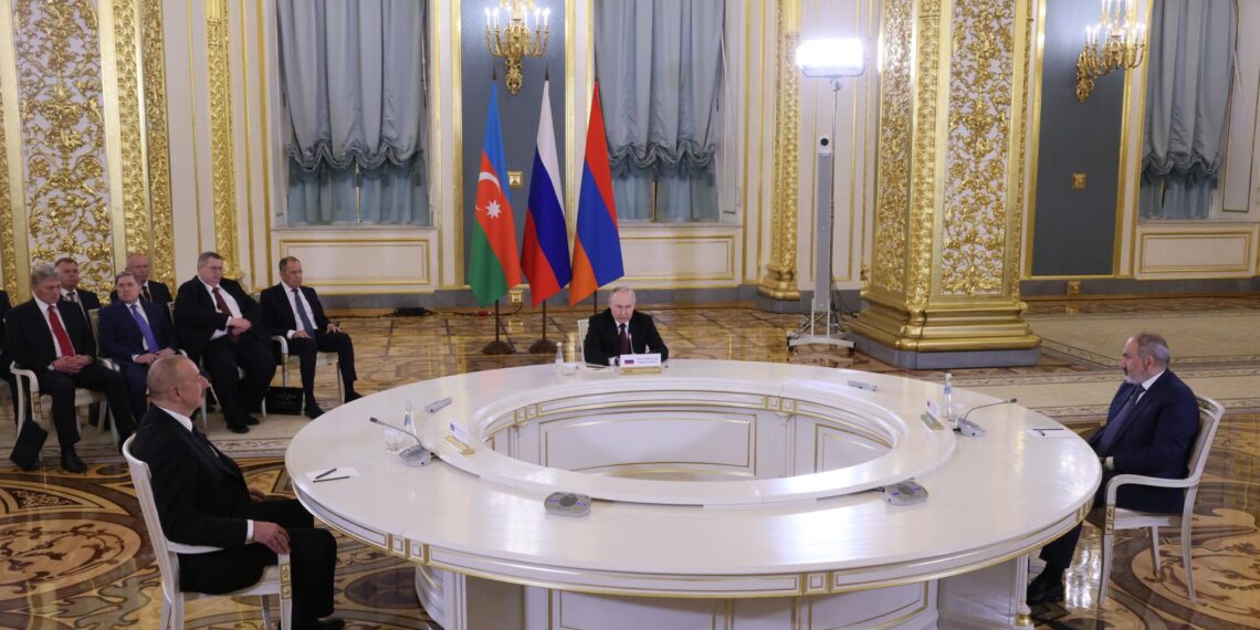 El presidente ruso, Vladimir Putin (c), asiste a una reunión trilateral con el presidente de Azerbaiyán, Ilham Aliyev (i), y el primer ministro armenio, Nikol Pashinyan (d), al margen de la cumbre de la Unión Económica Euroasiática en el Kremlin, Moscú. EFE/EPA/MIKHAIL METZEL / SPUTNIK / KREMLIN POOL MANDATORY CREDIT