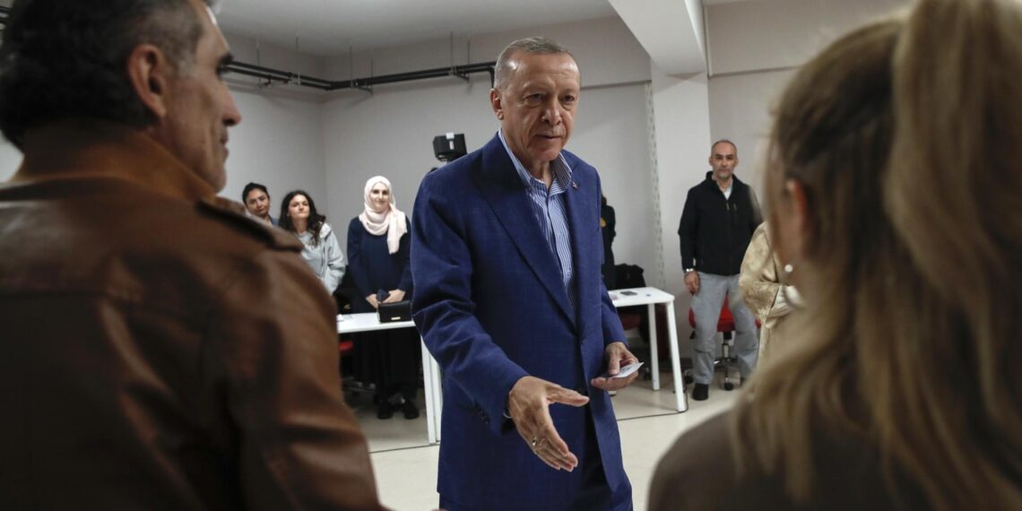 El presidente turco, Recep Tayyip Erdogan, vota hoy en Estambul en la segunda vuelta de los comicios presidenciales. EFE/EPA/MURAD SEZER / POOL