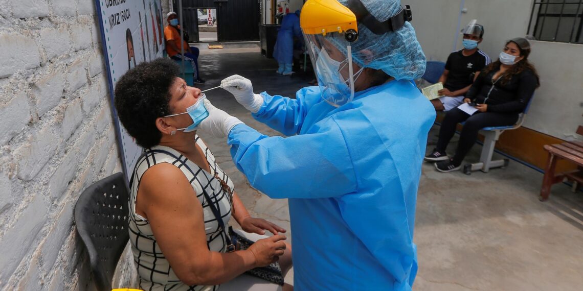 Una persona se realiza una prueba de coronavirus en un espacio habilitado en Lima, en una fotografía de archivo. EFE/Luis Ángel Gonzales Taipe