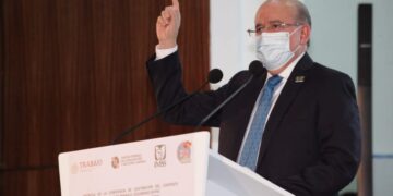 Fue durante su discurso en la ceremonia institucional por el Día de la Enfermería, que Arturo Olivares manifestó el apoyo a la también aspirante a la presidencia en 2024 (El Universal)