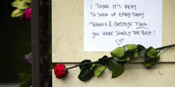 Una carta de un fan en la entrada de la casa de la fallecida cantante y artista Tina Turner en Kuesnacht, Suiza, el 25 de mayo de 2023. EFE/EPA/MICHAEL BUHOLZER