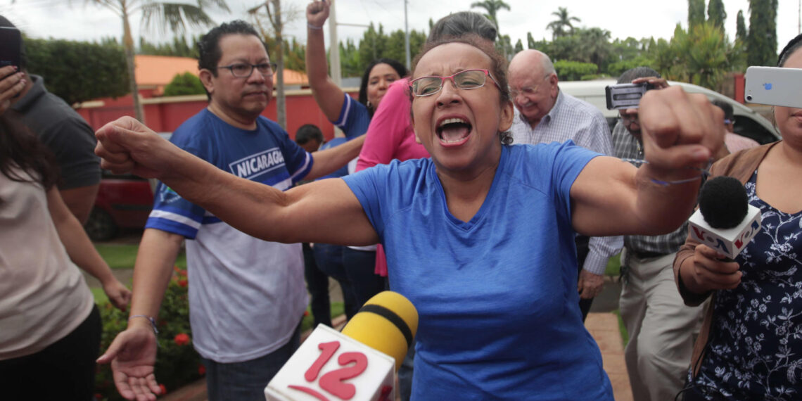 Fotografía de archivo fechada el 12 de junio de 2019 de la periodista excarcelada Lucía Pineda durante una rueda de prensa, en Managua (Nicaragua). EFE/Jorge Torres