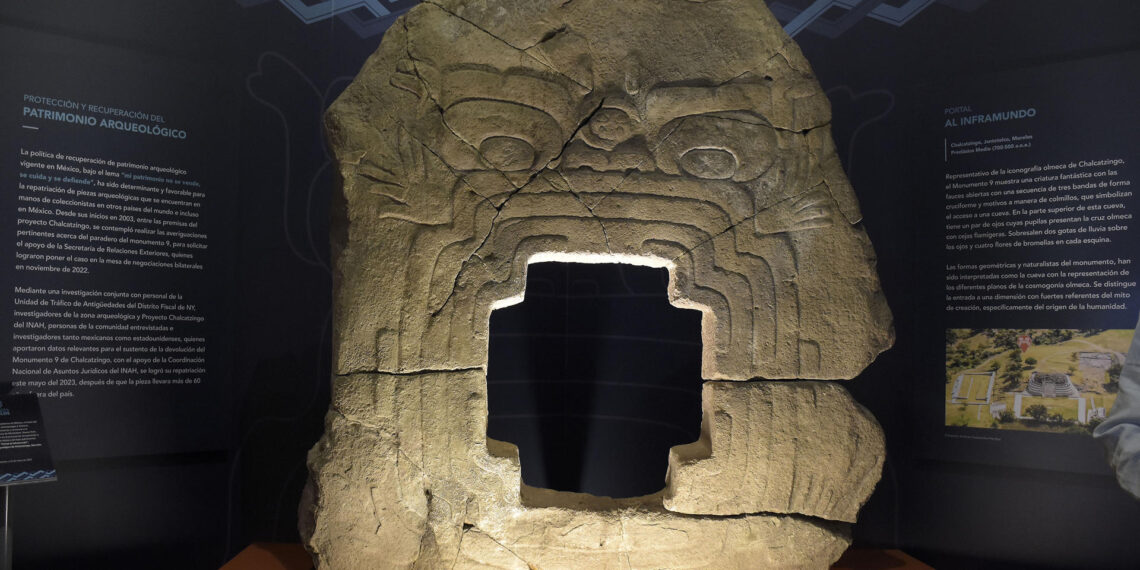 Vista hoy de la pieza arqueológica "Portal del inframundo", exhibida en el Museo Regional de los Pueblos de Morelos, en la ciudad de Cuernavaca (México). EFE/Tony Rivera